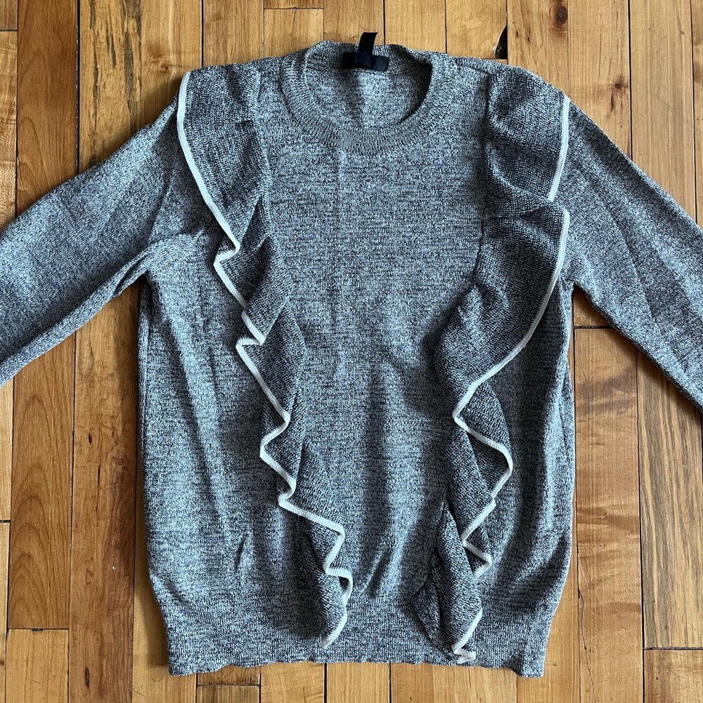 Long sleeved sweater with ruffles
